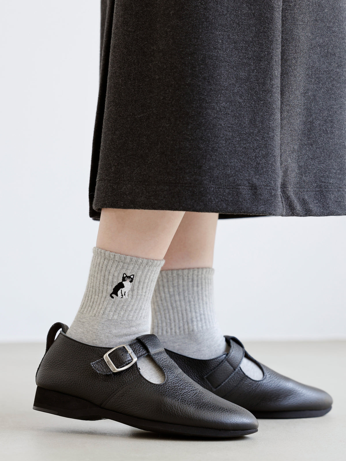 ねこ刺繍アメリブショートソックス - グレーモク+ハチワレ