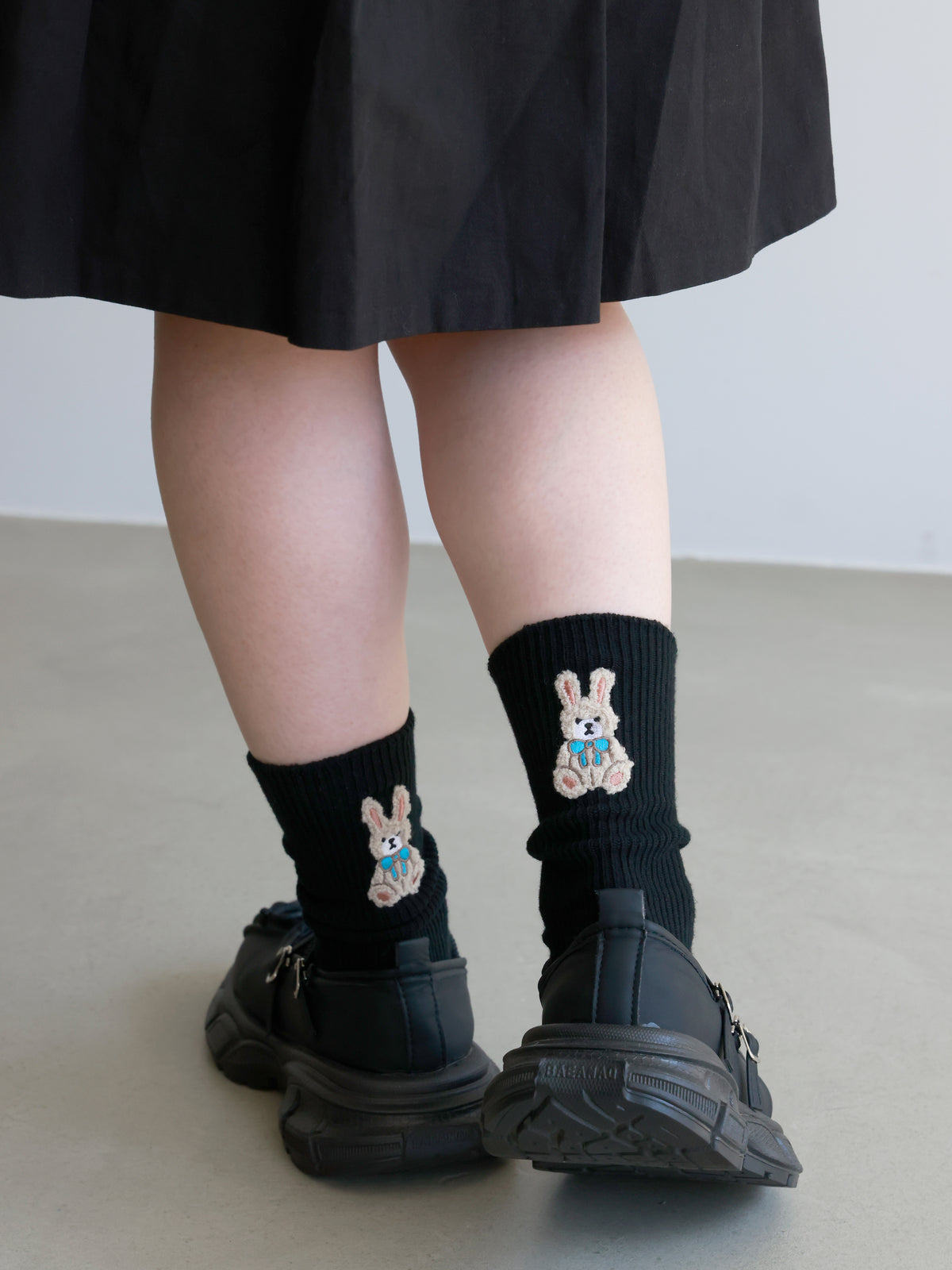 ワッペン風刺繍ソックス - クロ×ウサギチャン